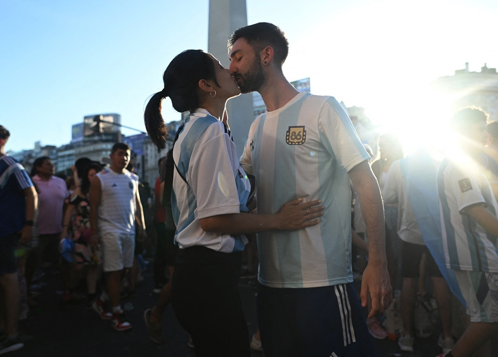 Argentina vô địch World Cup là dịp đôi lứa thể hiện tình cảm
