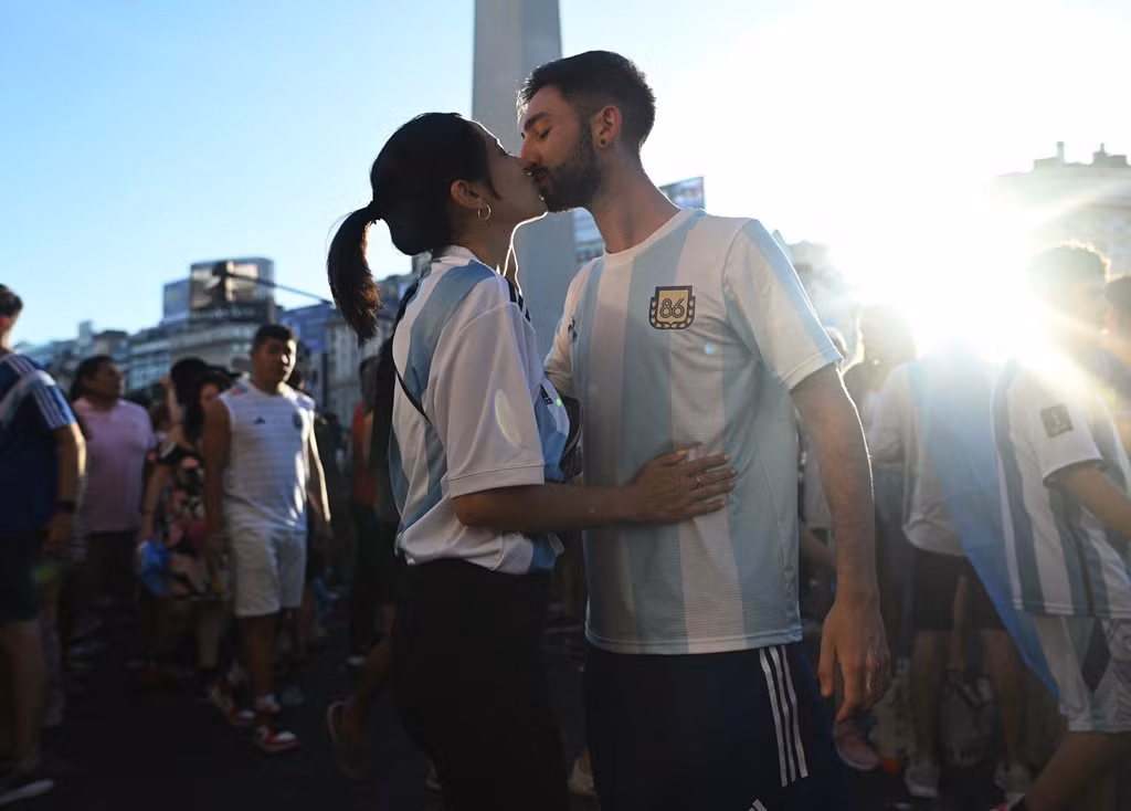 Argentina vô địch World Cup là dịp đôi lứa thể hiện tình cảm