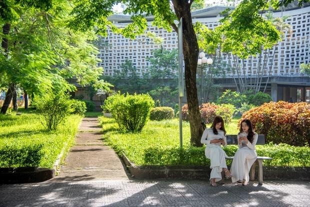 ên cạnh các giảng đường, Đại học Sư phạm Huế còn có những mảng không gian xanh. Đó là nơi những nữ sinh trong tà áo dài trắng thường ngồi trò truyện