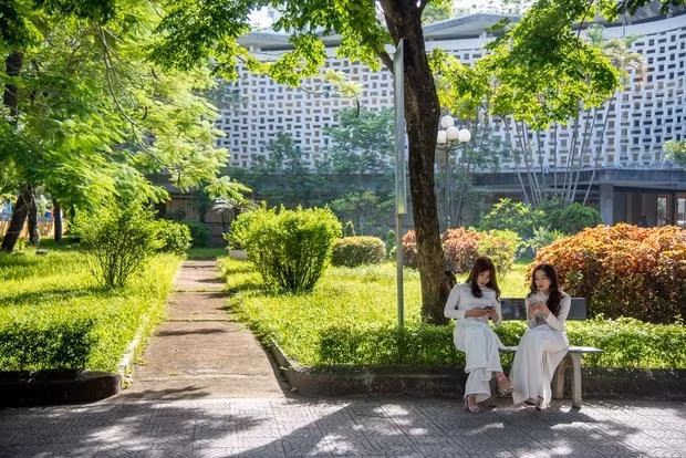 Bên cạnh các giảng đường, Đại học Sư phạm Huế còn có những mảng không gian xanh. Đó là nơi những nữ sinh trong tà áo dài trắng thường ngồi trò truyện
