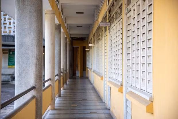 Trong giai đoạn năm 1964 đến 1977, cơ sở vật chất của trường được sử dụng làm nơi giảng dạy cho trường trung học kiểu mẫu Huế. Và cái tên này cũng xuất hiện trong phim "Mắt biếc". Đây là nơi nhân vật Hà Lan và Hồng đã học sau khi rời làng Đo Đo