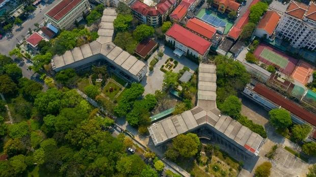 ừ năm 1976 đến nay, trường đã đào tạo trên 60.000 cử nhân khoa học sư phạm, trên 3.000 thạc sĩ; bồi dưỡng thường xuyên hơn 100.000 lượt cho giáo viên THPT cho các tỉnh thuộc khu vực miền Trung, Tây Nguyên và đồng bằng sông Cửu Long. Đặc điểm tiêu biểu nhất trong kiến trúc của trường Đại học Sư phạm Huế là 2 dãy giảng đường chính hình chữ Y