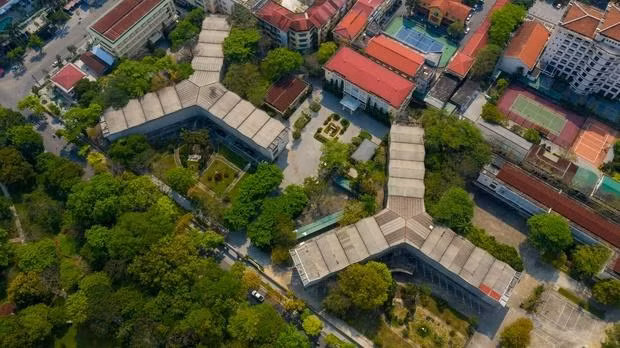 Từ năm 1976 đến nay, trường đã đào tạo trên 60.000 cử nhân khoa học sư phạm, trên 3.000 thạc sĩ; bồi dưỡng thường xuyên hơn 100.000 lượt cho giáo viên THPT cho các tỉnh thuộc khu vực miền Trung, Tây Nguyên và đồng bằng sông Cửu Long. Đặc điểm tiêu biểu nhất trong kiến trúc của trường Đại học Sư phạm Huế là 2 dãy giảng đường chính hình chữ Y