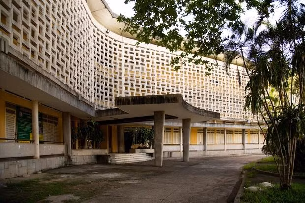 Đây là công trình do kiến trúc sư Ngô Viết Thụ thiết kế. Ông là một trong những kiến trúc sư nổi tiếng nhất thế kỷ 20, từng thiết kế nhiều công trình như Dinh Độc lập, nhà thờ Phủ Cam, chợ Đà Lạt...