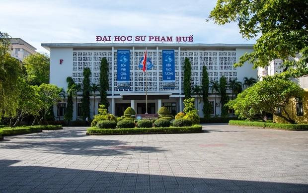 rường Đại học Sư phạm Huế nằm trên đường Lê Lợi, sát dòng sông Hương thơ mộng. Từ khi thành lập năm 1957 đến năm 1975, trường là cơ sở đào tạo giáo viên trung học duy nhất cho các tỉnh khu vực miền Trung và Tây Nguyên. Sau ngày miền Nam giải phóng, trường chính thức có tên gọi đầy đủ là trường Đại học Sư phạm thuộc Đại học Huế