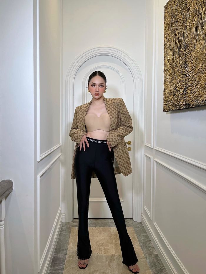 Tiếp đến là một bộ trang phục gồm áo vest và quần ống loe được khéo léo kết hợp để xây dựng hình ảnh "nữ tổng tài" quyến rũ. Nàng hậu giúp bản thân trở nên cuốn hút hơn khi chọn kiểu áo bra tiệp màu da cơ thể tạo hiệu ứng về mặt thị giác.