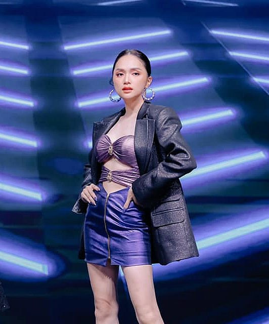 Trong tập đầu tiên, Hương Giang đã thay tất cả hai outfit khác nhau. Đầu tiên là set đồ gồm chiếc váy cắt khoét màu xanh tím phối cùng vest ánh bạc bắt mắt.