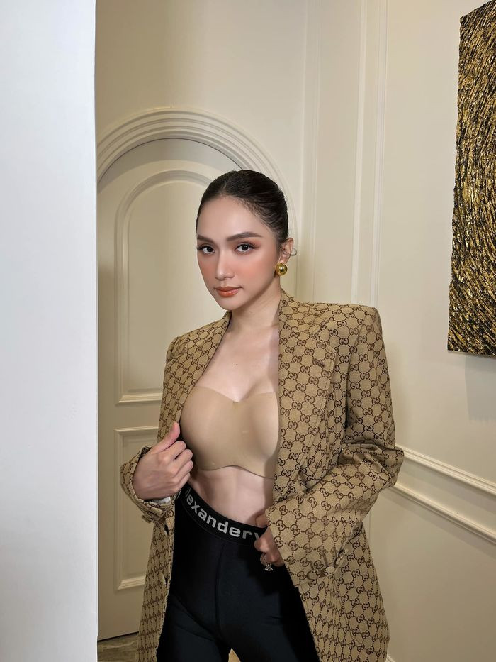 Chiếc áo bra tiệp màu cơ thể giúp tạo hiệu ứng thị giác khá tốt, làm vòng 1 của nàng Hậu trông đầy đặn hơn.