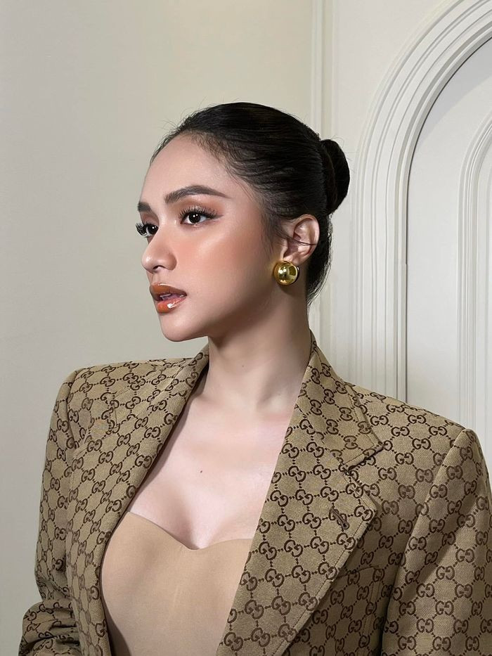 Hương Giang phối màu đồng điệu cho trang phục và phụ kiện đi kèm. Lối trang điểm hiện đại, hợp xu hướng giúp nàng hậu ghi điểm trong mắt khán giả.
