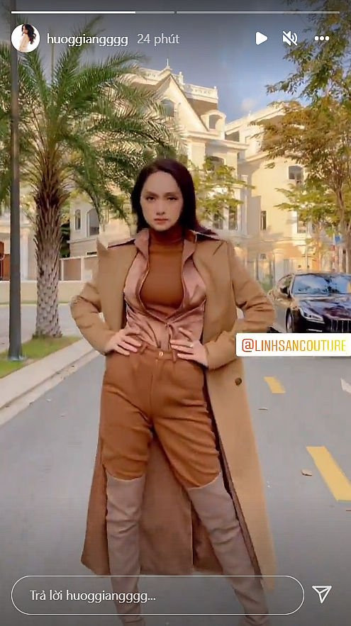 Sau đó, nàng Hậu lại xuất hiện với một outfit khác theo phong cách trông rất "cao bồi châu Âu". Tổng thể set đồ có sự mix&amp;match hài hòa về màu sắc khá đẹp mắt.