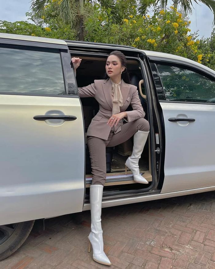 Sang đến tập 2, bộ vest mix cùng áo sơ mi buộc nơ và boots cao cổ màu trắng. Tổng thể trông khá đơn giản nhưng đầy đẳng cấp, đồng thời giúp tôn lên đôi chân thon dài của nàng huấn luyện viên.