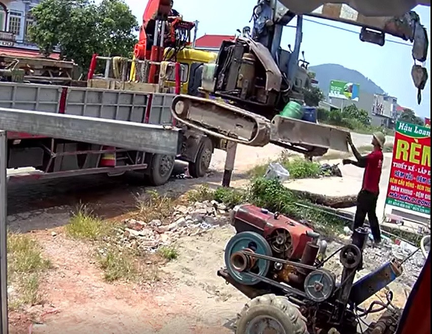 Xe cau dut cap dot ngot, nguoi dan ong suyt bi de bep