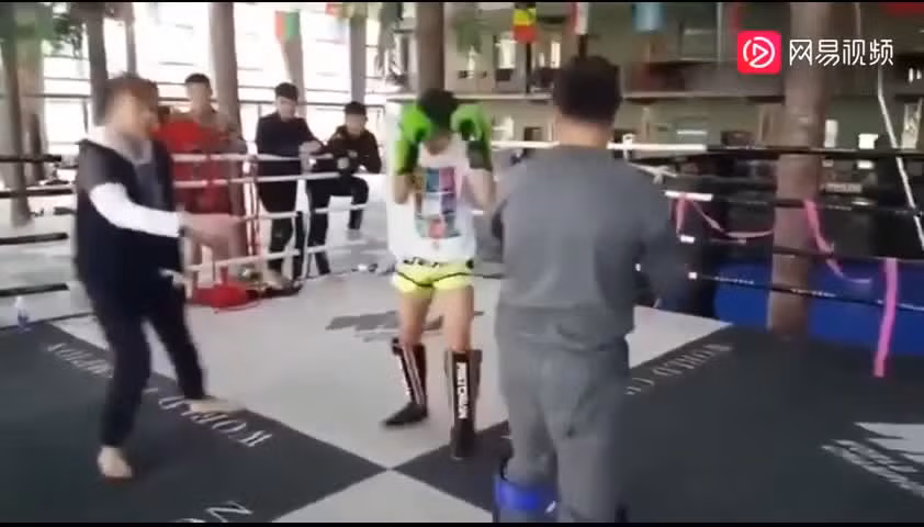 Thach dau vo si Muay Thai, mon do Vo Dang bi da gay rang
