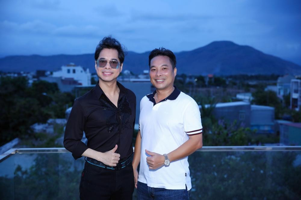 Nhắc đến cặp anh em tài năng trong showbiz Việt không thể không kể đến anh em Ngọc Sơn - Ngọc Hải. Khi Ngọc Sơn đã có chỗ đứng nhất định trong lòng khán giả, Ngọc Hải lại giải nghệ ca hát và đi theo đam mê kinh doanh. Tuy nhiên, cả hai anh em đều có những tác phẩm được khán giả yêu mến một thời.