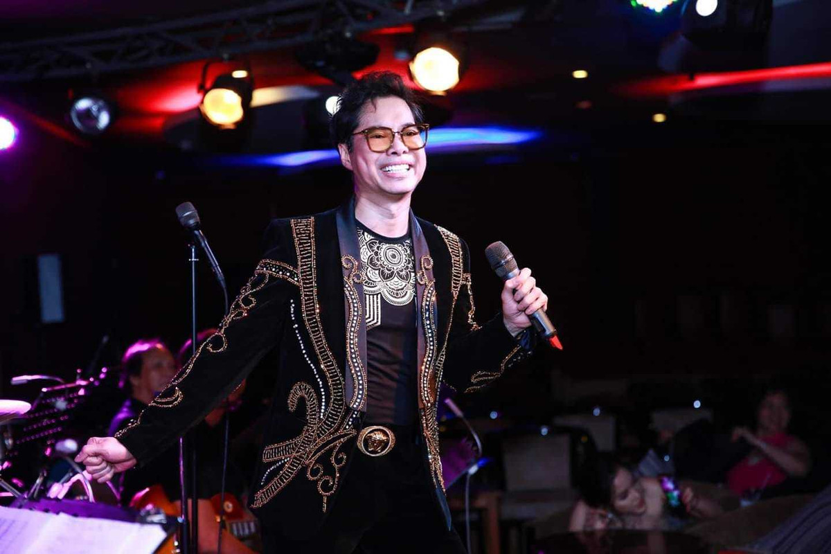 Ca sĩ Ngọc Sơn sinh năm 1968 tại Hải Phòng. Năm 1987, anh cùng gia đình vào TP.HCM định cư và theo đuổi nghệ thuật. Anh được khán giả ưu ái đặt cho biệt danh "vua nhạc sến". Những tác phẩm đi vào lòng khán giả của Ngọc Sơn như: Lòng mẹ, Giận hờn, Nhớ về em, Tình cha, Vầng trăng cô đơn...