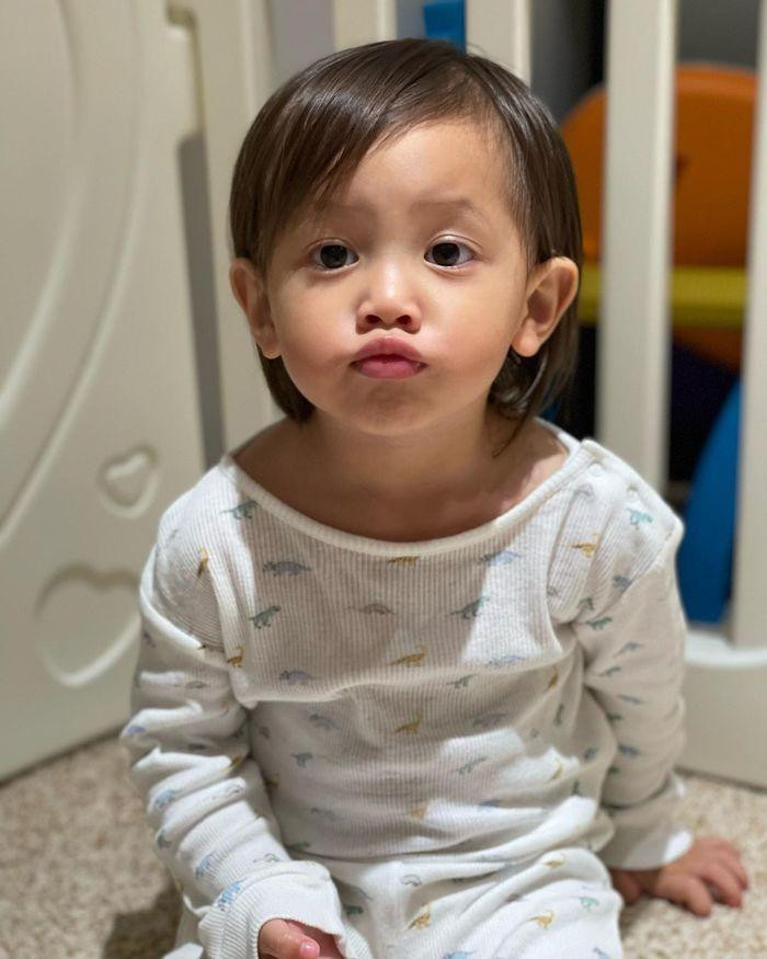 isa được nhận xét càng lớn càng xinh đáo để. Cô bé có đôi mắt to tròn, hai mí rõ rệt. Chiếc miệng xinh, mũi cao của Lisa đều thừa hưởng trọn vẹn từ mẹ.