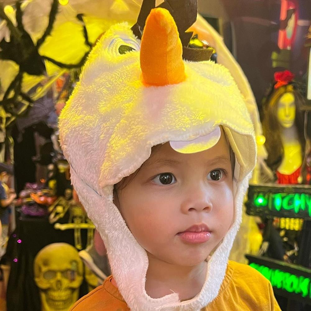 br/> Với nước da không quá trắng nhưng Lisa lại chỉ thích những tông màu cực kén như cam, vàng, nõn chuối. Không những vậy, cô bé còn mặc tranh cả đồ của cậu em út Leon.