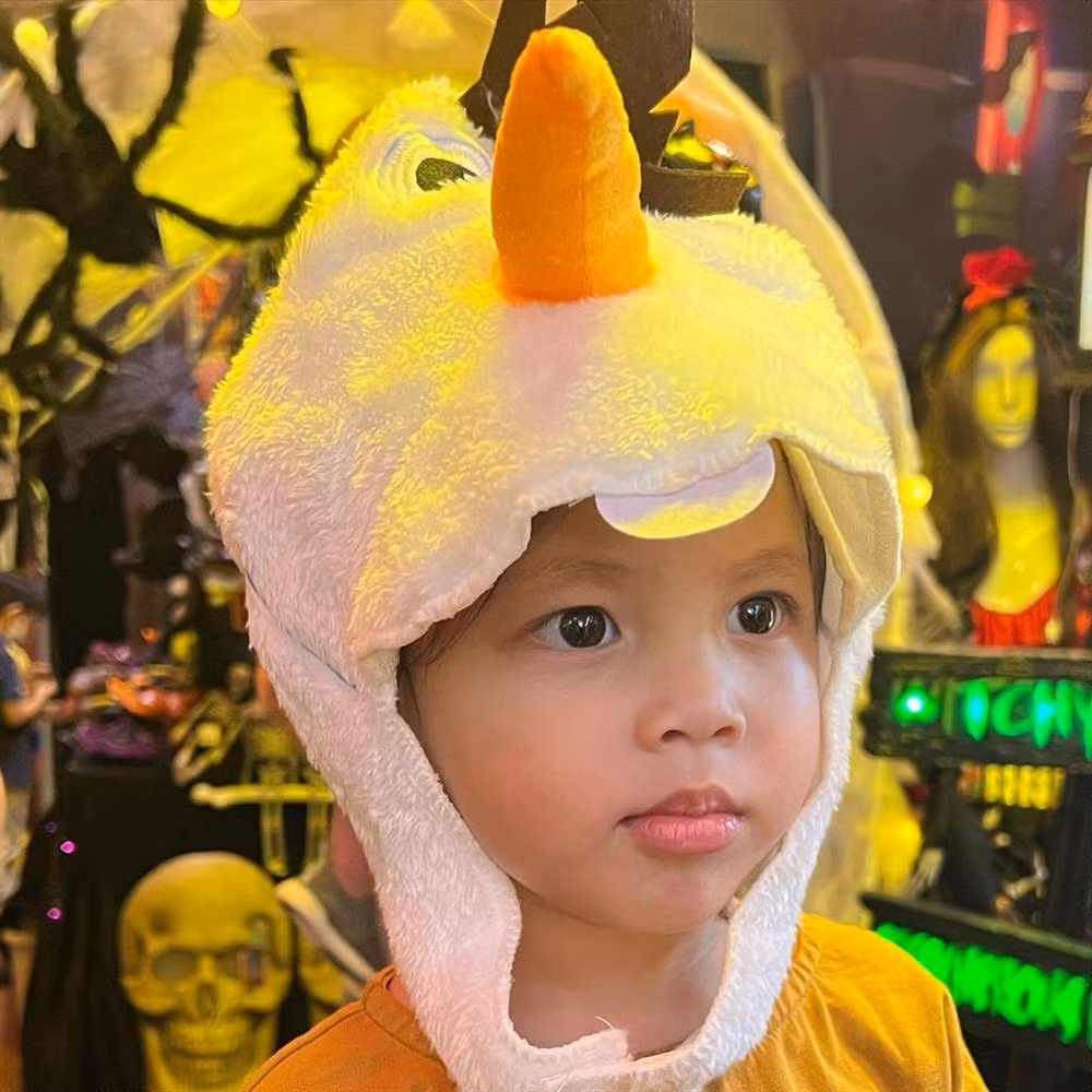 Với nước da không quá trắng nhưng Lisa lại chỉ thích những tông màu cực kén như cam, vàng, nõn chuối. Không những vậy, cô bé còn mặc tranh cả đồ của cậu em út Leon.