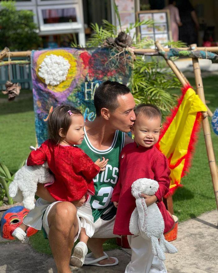 hững chiếc váy hoa, chân váy phối cùng áo kiểu, kẹp tóc, giày búp bê... đã bắt đầu xuất hiện nhiều hơn trong tủ đồ của cô bé.