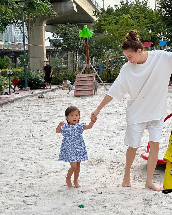 hi Lisa lên mốc 1 tuổi, Hồ Ngọc Hà dần định hình phong cách cho con gái yêu. Thay vì những trang phục đôi, đồng điệu với Leon như trước, Lisa bắt đầu được mẹ làm điệu.