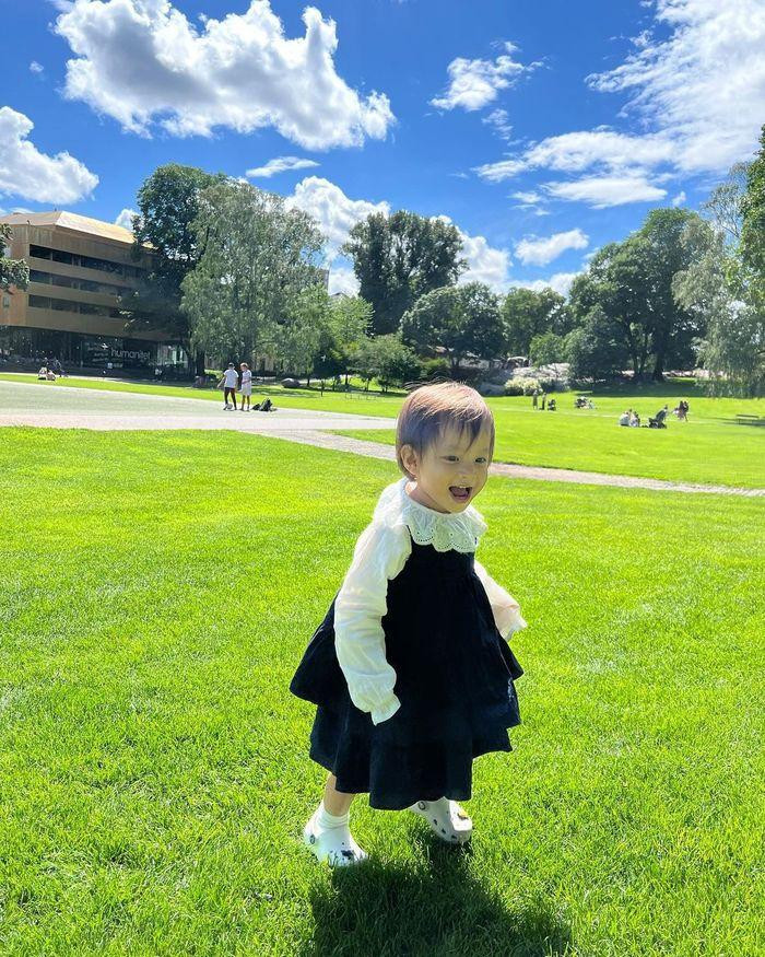 hay vào đó, vì các bé lớn nhanh nên giọng ca 8X chỉ sắm vừa đủ, hơn hết ưu tiên hàng Việt Nam chất lượng cao, các thiết kế trung tính để các con thỏa sức lấm bẩn.