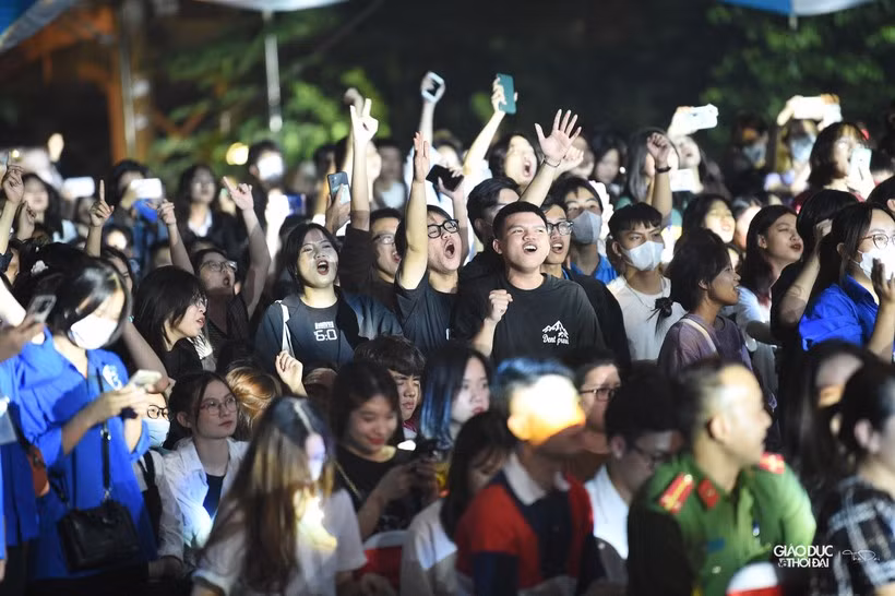 Tân sinh viên ĐH Phương Đông hào hứng với chuỗi sự kiện khai giảng - Hình 13 Tan sinh vien DH Phuong Dong hao hung voi chuoi su kien khai giang-Hinh-13