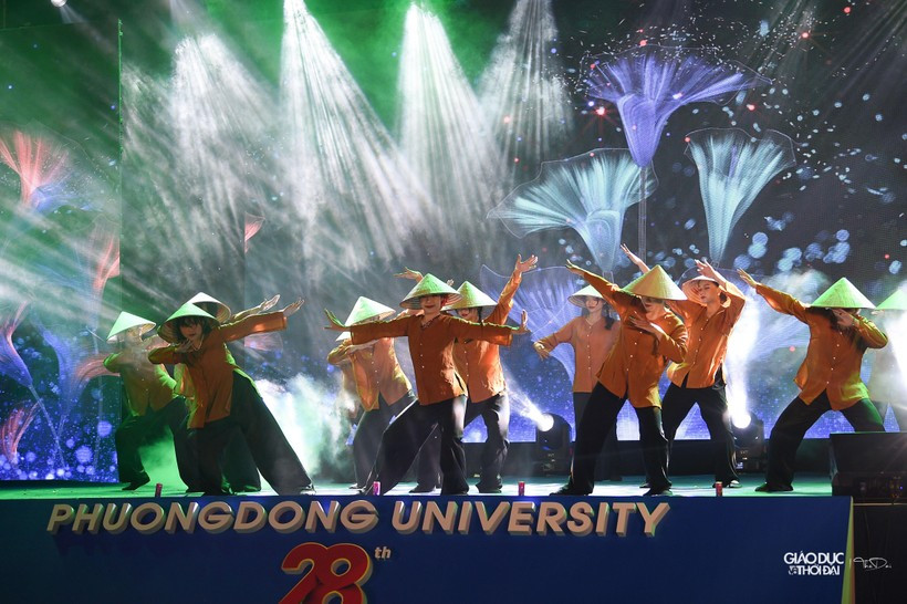 Tân sinh viên ĐH Phương Đông hào hứng với chuỗi sự kiện khai giảng - Hình 12 Tan sinh vien DH Phuong Dong hao hung voi chuoi su kien khai giang-Hinh-12