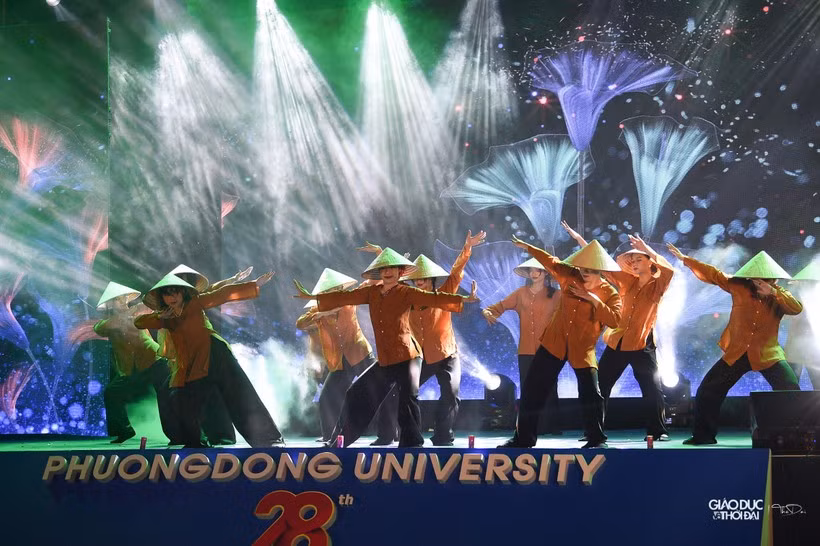 Tân sinh viên ĐH Phương Đông hào hứng với chuỗi sự kiện khai giảng - Hình 12 Tan sinh vien DH Phuong Dong hao hung voi chuoi su kien khai giang-Hinh-12