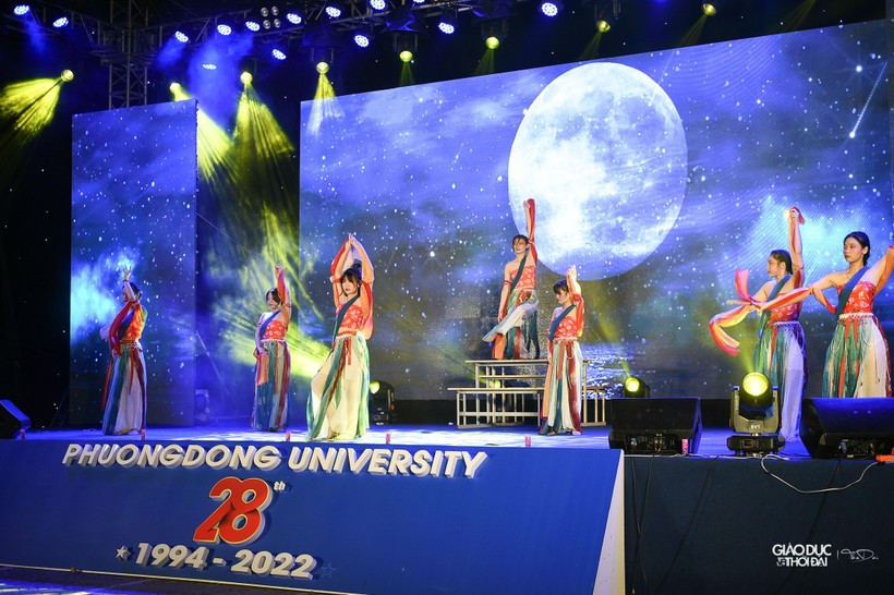 Tân sinh viên ĐH Phương Đông hào hứng với chuỗi sự kiện khai giảng - Hình 10 Tan sinh vien DH Phuong Dong hao hung voi chuoi su kien khai giang-Hinh-10