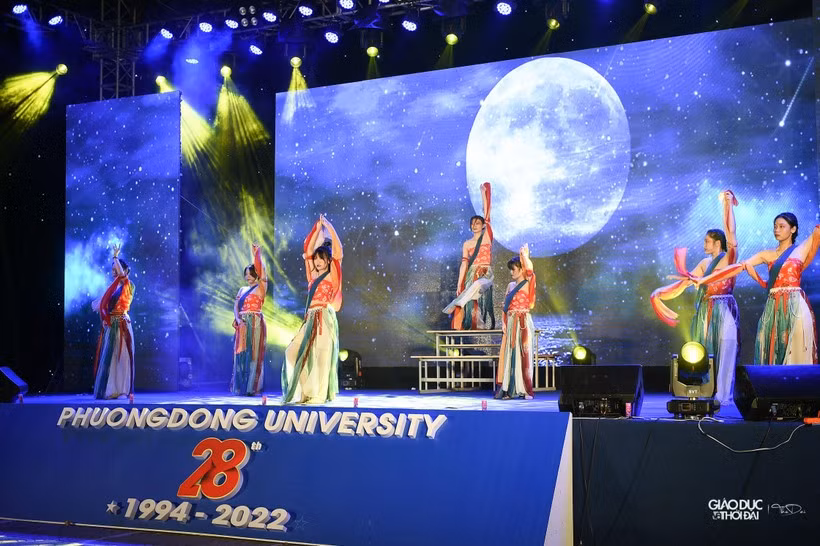 Tân sinh viên ĐH Phương Đông hào hứng với chuỗi sự kiện khai giảng - Hình 10 Tan sinh vien DH Phuong Dong hao hung voi chuoi su kien khai giang-Hinh-10