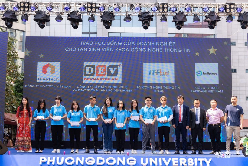 Tân sinh viên ĐH Phương Đông hào hứng với chuỗi sự kiện khai giảng - Hình 9 Tan sinh vien DH Phuong Dong hao hung voi chuoi su kien khai giang-Hinh-9