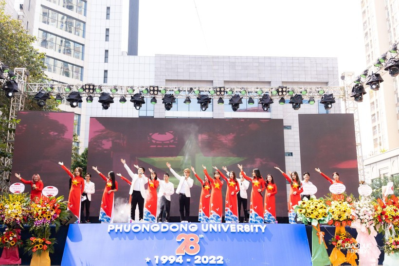 Tân sinh viên ĐH Phương Đông hào hứng với chuỗi sự kiện khai giảng - Hình 2 Tan sinh vien DH Phuong Dong hao hung voi chuoi su kien khai giang-Hinh-2