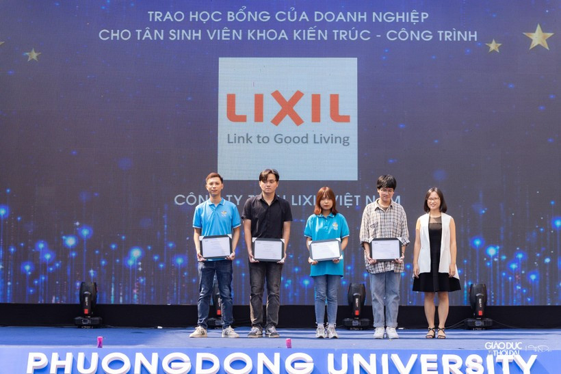 Tân sinh viên ĐH Phương Đông hào hứng với chuỗi sự kiện khai giảng - Hình 8 Tan sinh vien DH Phuong Dong hao hung voi chuoi su kien khai giang-Hinh-8