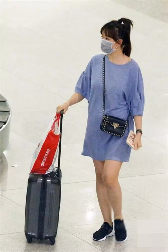 Nam Anh mặc đồ ngủ đi máy bay sao lại không bị chê? - Hình 5 Nam Anh mac do ngu di may bay sao lai khong bi che?-Hinh-5