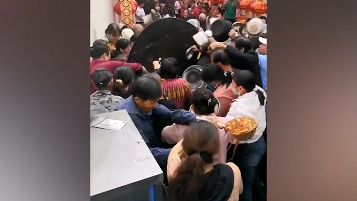 Video: Khach tranh nhau do an trong dam cuoi o Trung Quoc