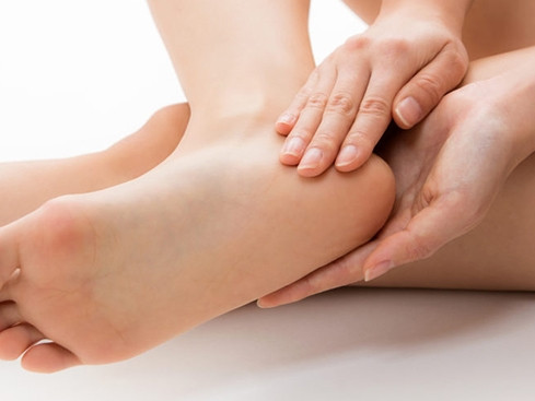 Gót chân dày, đầy đặn. Theo nhân tướng học, gót chân tượng trưng cho phong cách, nền tảng của một con người. Người có gót chân dày thường sinh ra trong gia đình có điều kiện tốt, được hưởng phúc khí dồi dào.