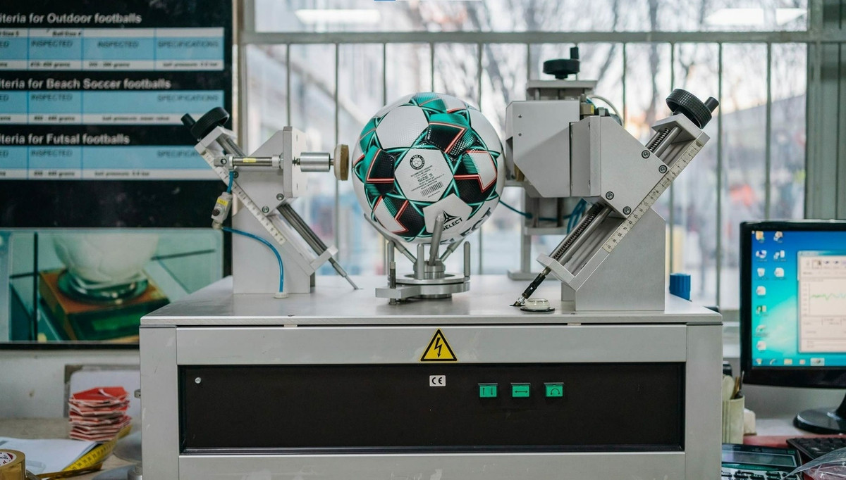 Co gi ben trong trai bong vua khien Ronaldo mat ban thang?-Hinh-4