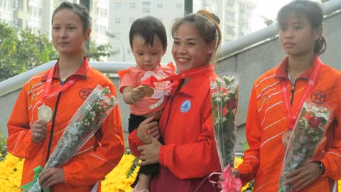 Mung quoc te phu nu: Nhung 'ba me bim sua' la nha vo dich