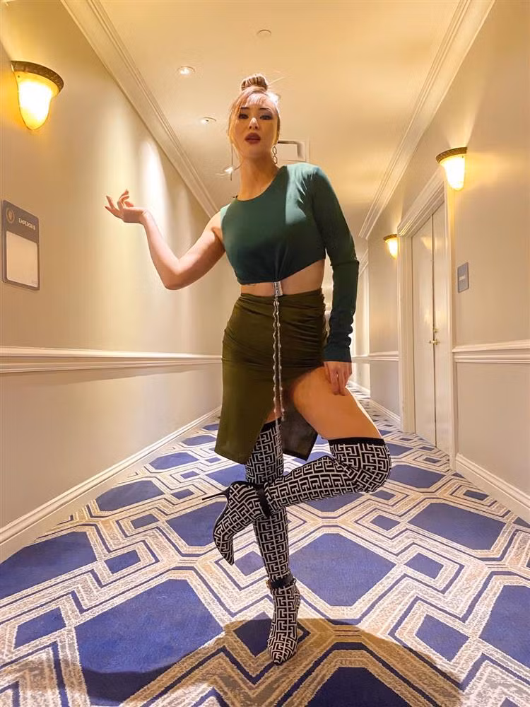 Huong Tram lan dau tien catwalk, dang pose 'la lam a nghen'