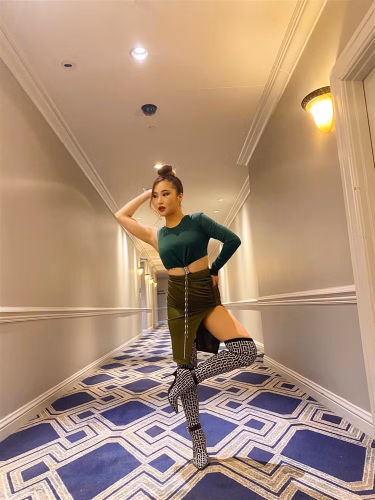 Huong Tram lan dau tien catwalk, dang pose 'la lam a nghen'-Hinh-2