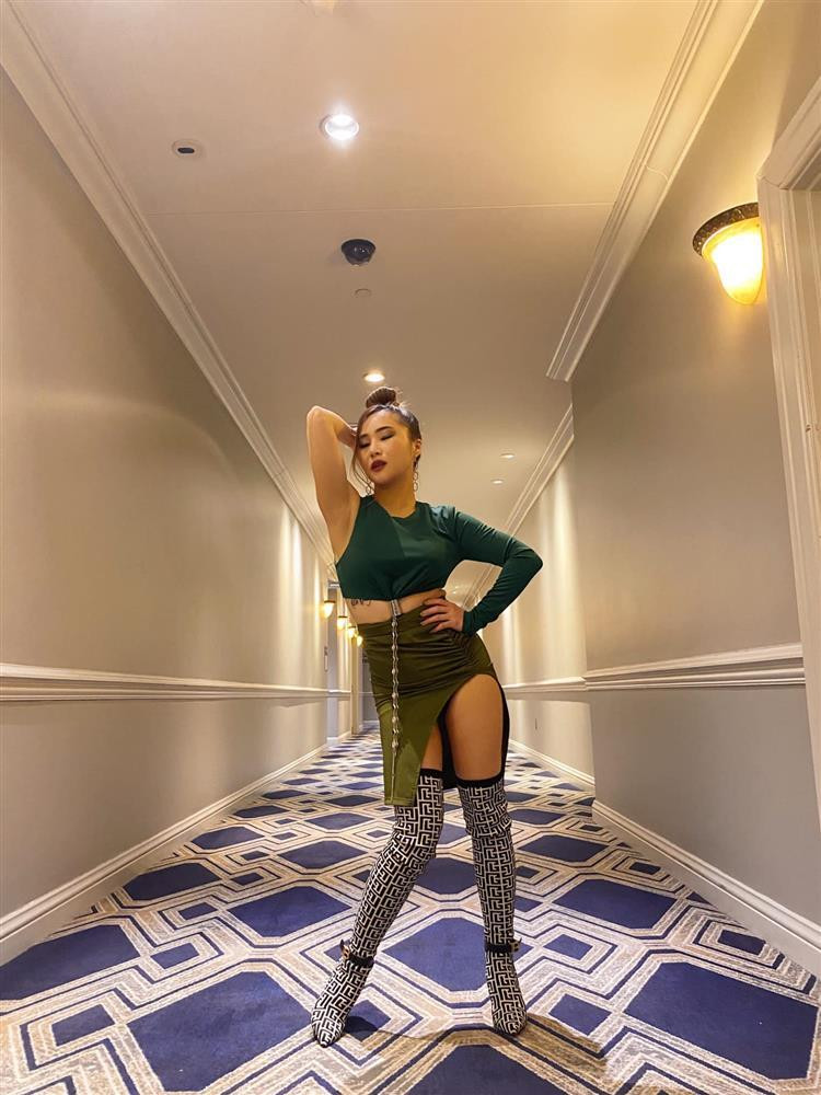 Huong Tram lan dau tien catwalk, dang pose 'la lam a nghen'-Hinh-3