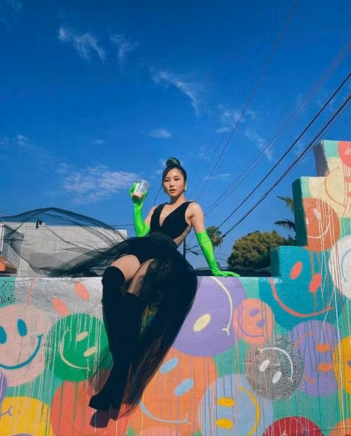 Huong Tram lan dau tien catwalk, dang pose 'la lam a nghen'-Hinh-5