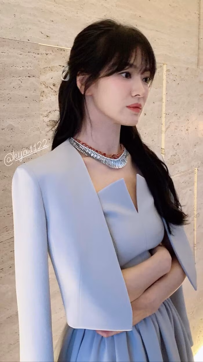 Song Hye Kyo nhin y het 'bup be song'