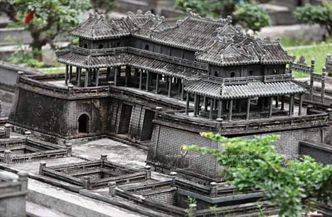 Nguyễn Hoàng là người mở cõi, nhưng người có công đầu tiên đặt nền móng cho cơ đồ của dòng họ Nguyễn là Nguyễn Kim - cha Nguyễn Hoàng. Ông vốn là đại thần của nhà Hậu Lê.