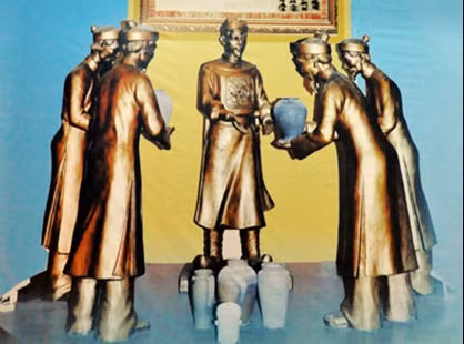 br/> Nguyễn Hoàng (1525-1613) hay còn gọi là chúa Tiên. Ông là vị chúa đầu tiên của dòng họ Nguyễn ở Đàng Trong.