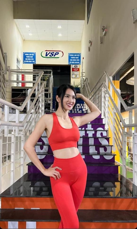 Sieu mau Anh Thu check-in phong tap gym, khoe can body-Hinh-3
