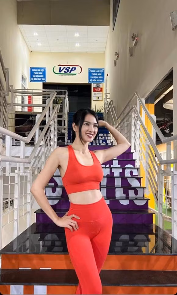 Sieu mau Anh Thu check-in phong tap gym, khoe can body-Hinh-3