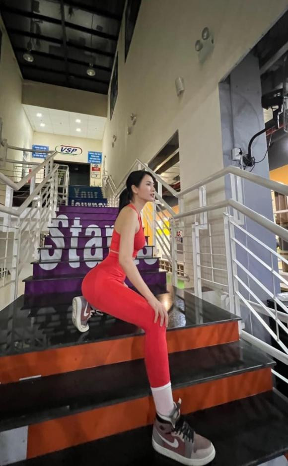 Sieu mau Anh Thu check-in phong tap gym, khoe can body-Hinh-5