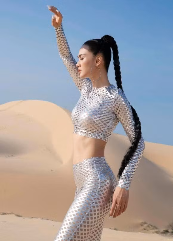 Sieu mau Anh Thu check-in phong tap gym, khoe can body-Hinh-8