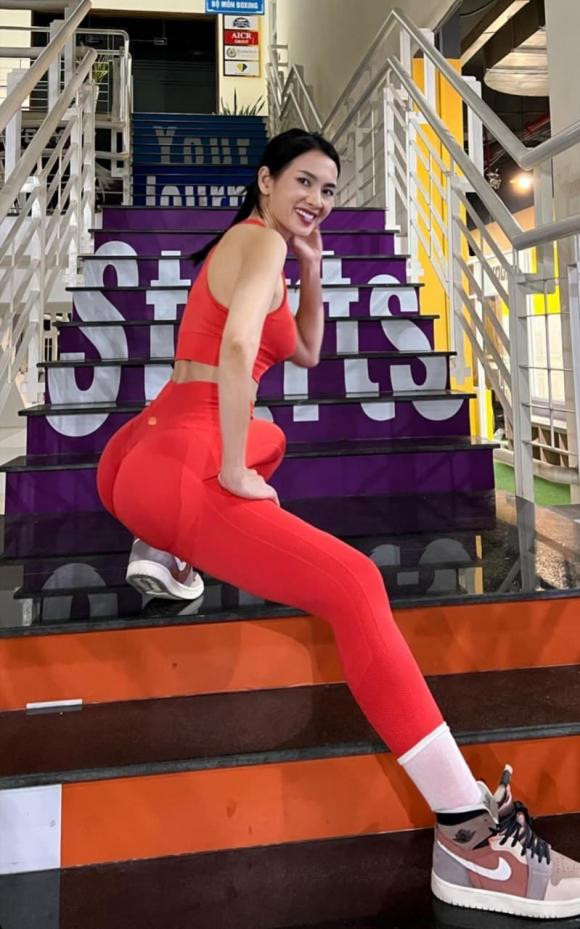 Sieu mau Anh Thu check-in phong tap gym, khoe can body-Hinh-7